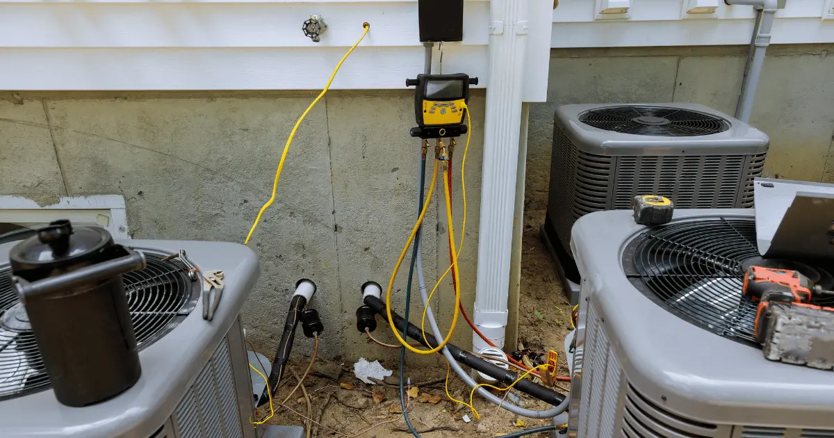 Bomba de vácuo de duplo estágio conectada ao manifold durante instalação de ar condicionado split