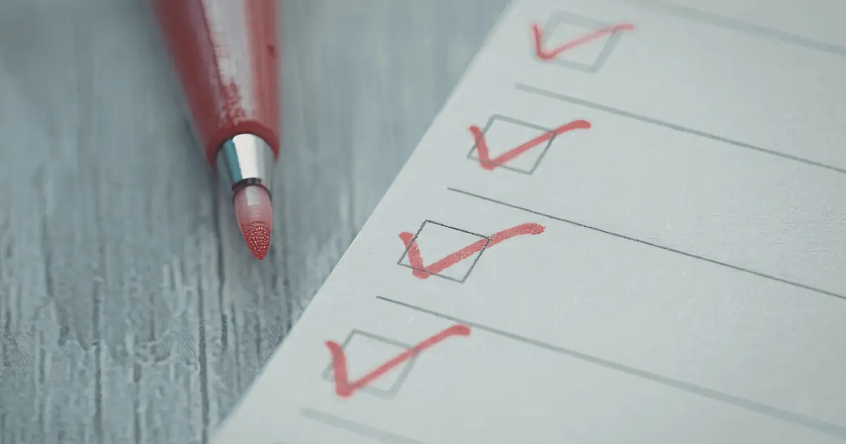 Técnico realizando manutenção preventiva em ar condicionado split com checklist
