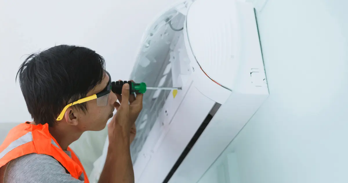 Compressor de ar condicionado com defeito causando ronco grave na condensadora