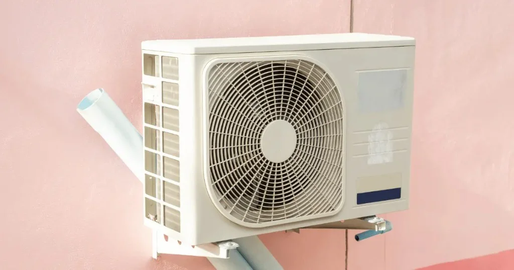 Unidade condensadora de ar condicionado split instalada em suporte na parede externa