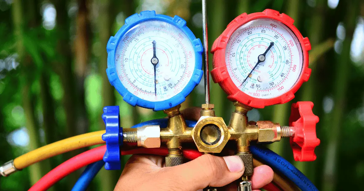 Manifold conectado a unidade condensadora de ar condicionado para verificação de pressão do R410A