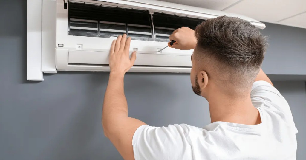 Tecnico realizando limpeza e manutencao preventiva em ar condicionado split residencial
