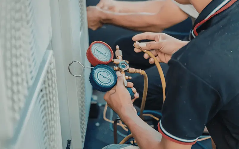 Técnico instalando ar condicionado split